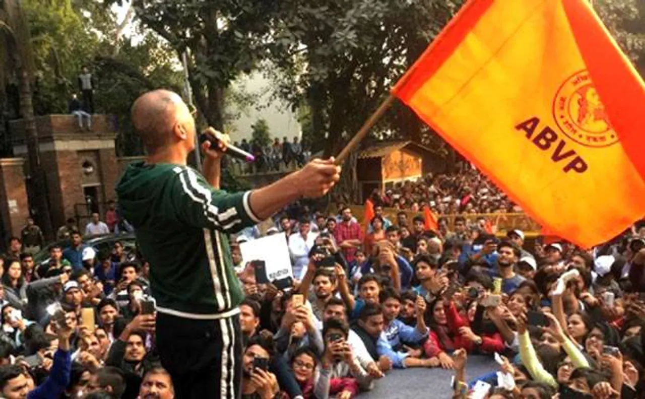 दिल्ली: 'पैडमैन' के प्रमोशन के दौरान अक्षय कुमार ने थामा ABVP का झंडा, यूजर्स बोले- राजनीति में स्वागत है