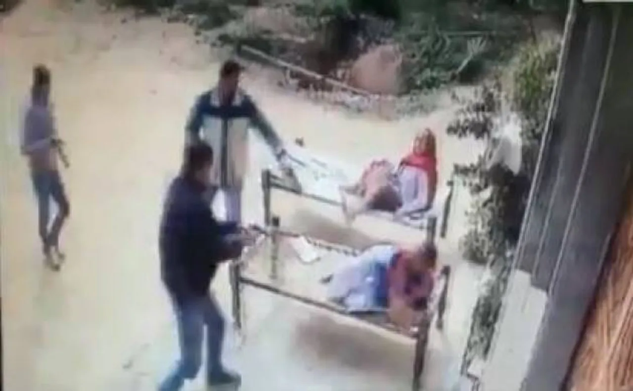 Video: मेरठ में दिनदहाड़े घर के बाहर मां को मारी 9 गोलियां, बेटे की भी की हत्या