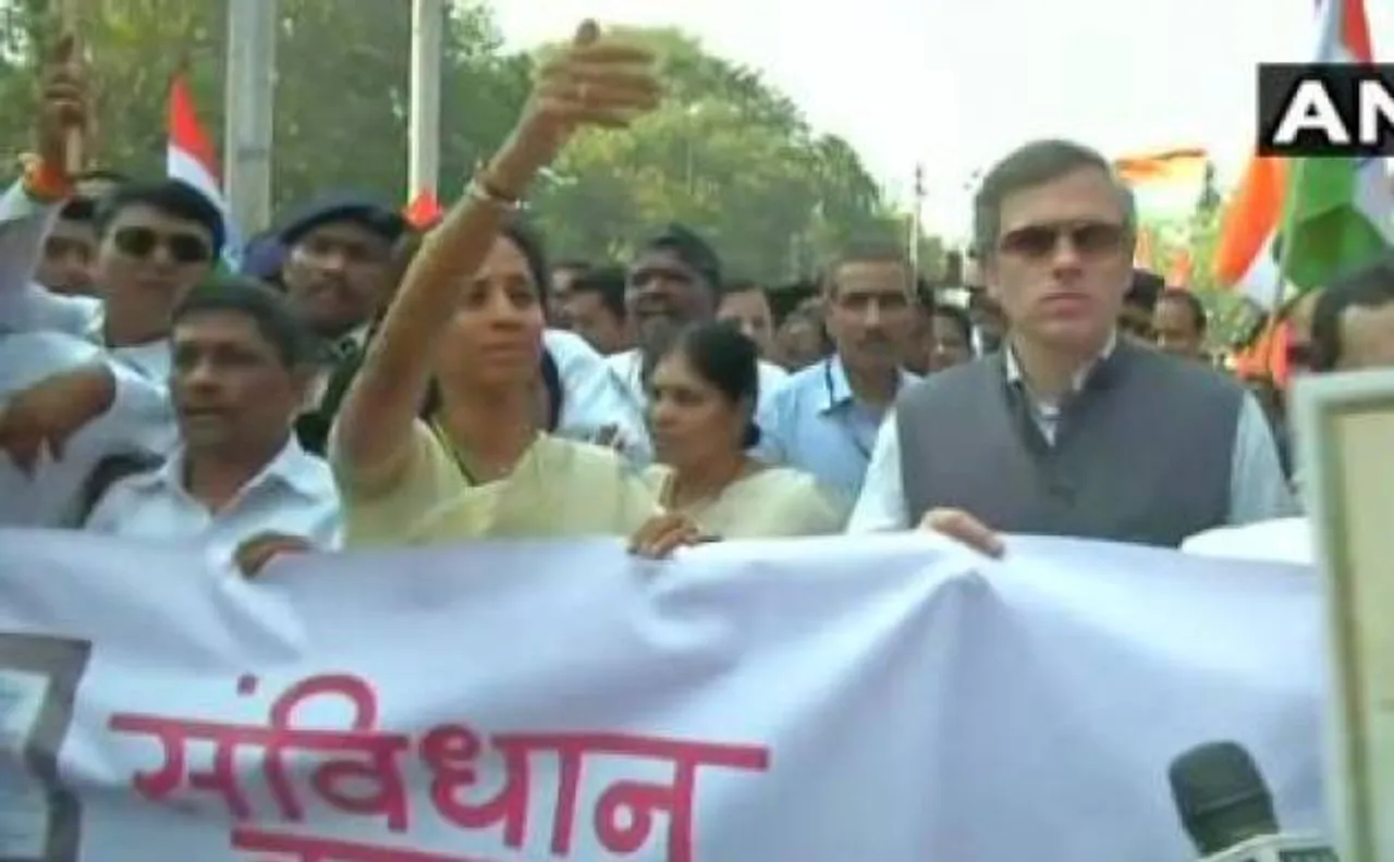 गणतंत्र दिवस के मौके पर विपक्ष ने निकाली 'संविधान बचाओ' मोर्चा, कहा- बरकरार रखें समानता और भाईचारा