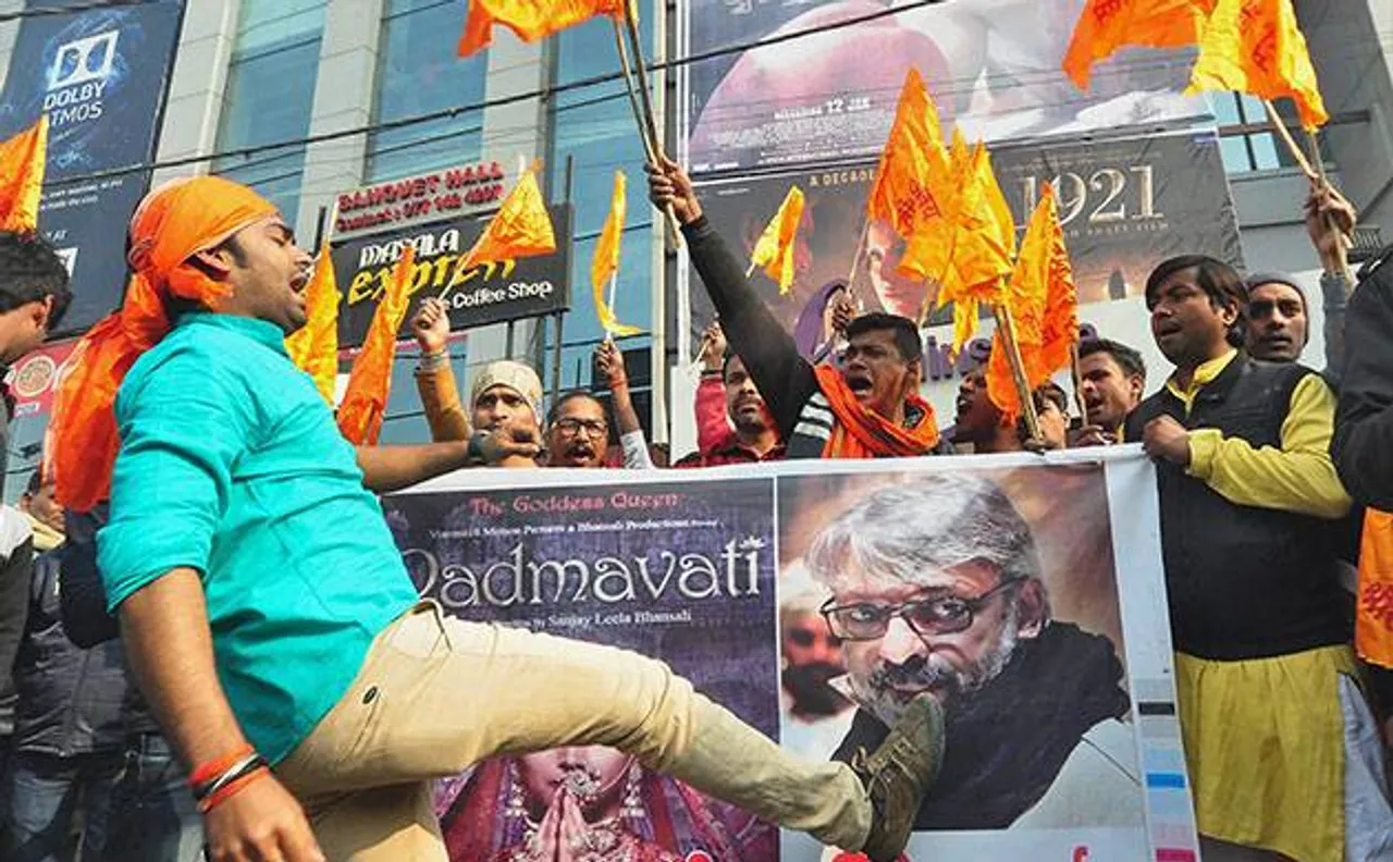 'पद्मावत' पर नहीं थम रहा बवाल, कहीं बम से हमला, तो कहीं युवक की पिटाई
