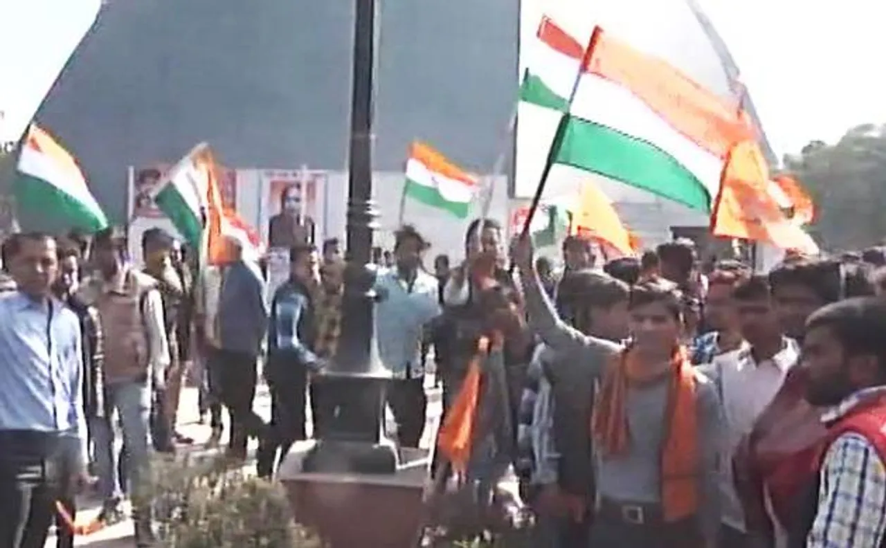 यूपी : कासगंज हिंसा के विरोध में आगरा में VHP ने निकाली तिरंगा यात्रा, सामने आया एक और वीडियो