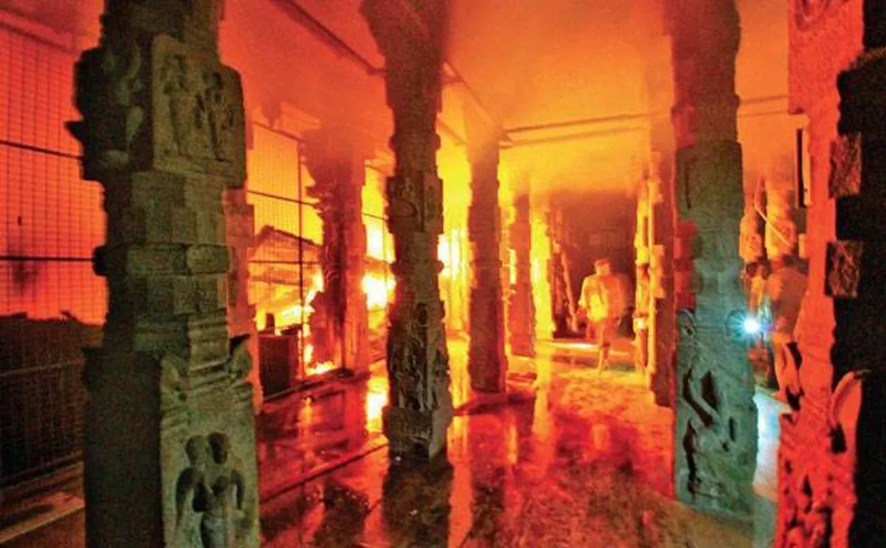 तमिलनाडु: मीनाक्षी अम्मां मंदिर में लगी भीषण आग, 40 दुकानें जलकर खाक