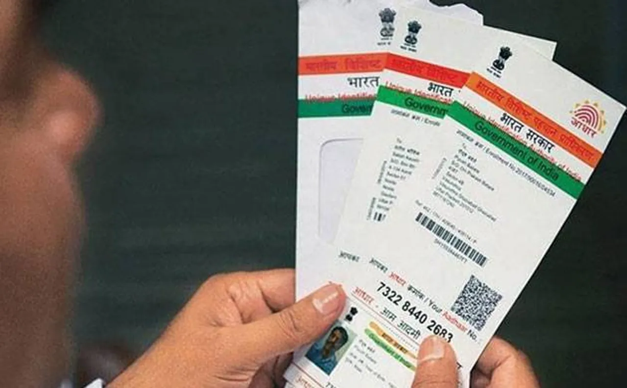 आधार के जरिए धोखाधड़ी, सरकार ने माना- निकाले जा रहे बैंक अकाउंट से पैसे