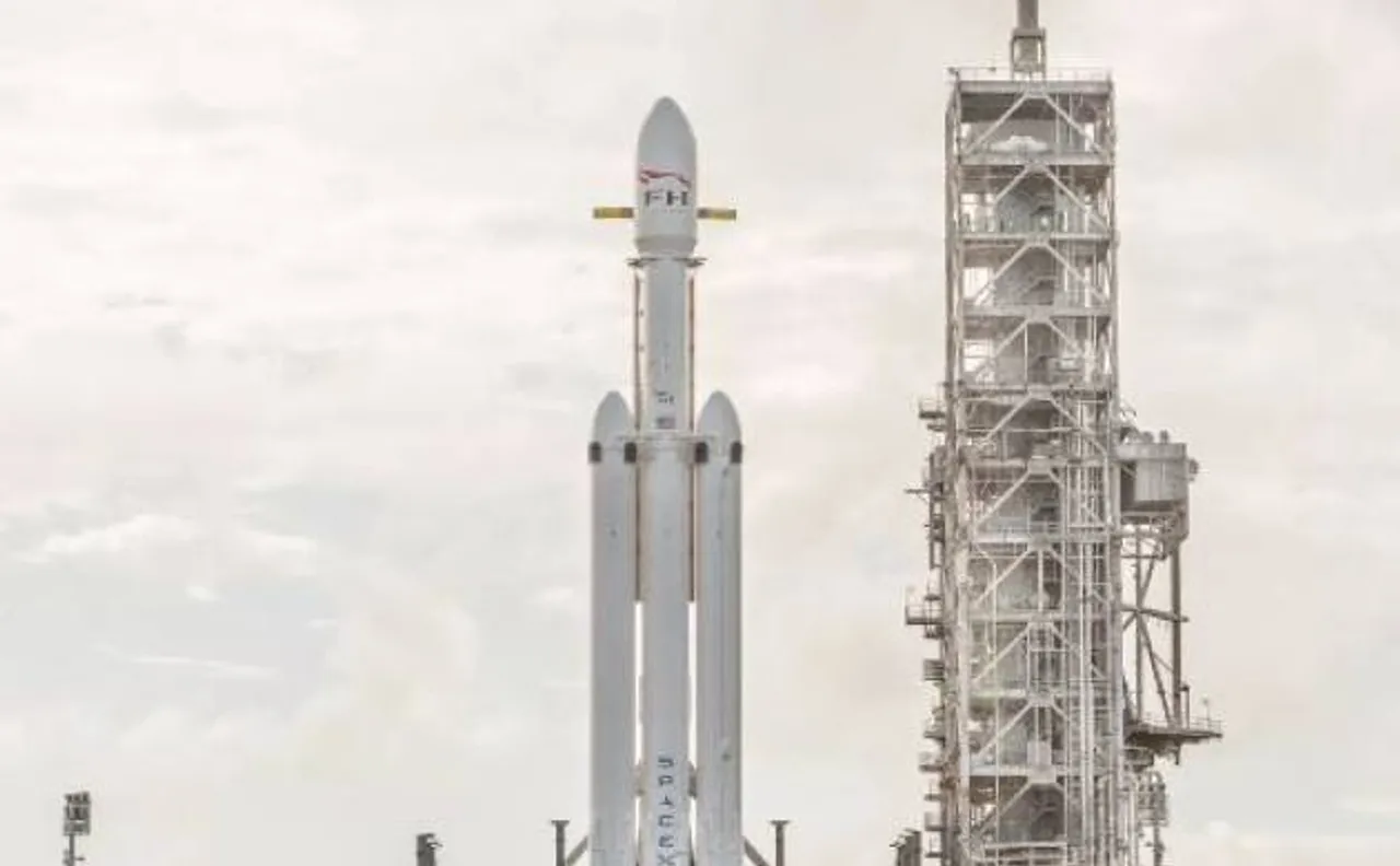 SpaceX ने लॉन्च किया सबसे ताकतवर रॉकेट 'फॉल्कन हेवी'