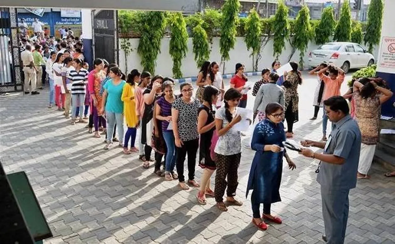 CBSE NEET 2018: परीक्षा के लिए नोटिफिकेशन जारी, रजिस्ट्रेशन के लिए आधार नंबर जरूरी
