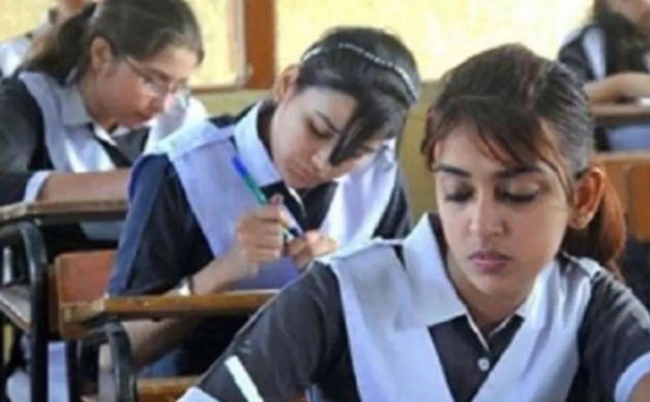 यूपी बोर्ड इंटरमीडिएट परीक्षा का दूसरा पेपर लीक, प्रिंसिपल के खिलाफ एफआईआर दर्ज