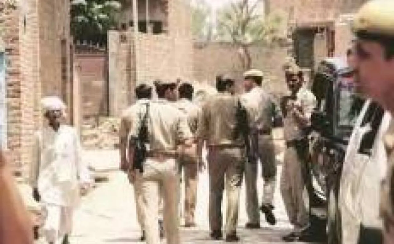 LLB छात्र दिलीप की हत्या पर इलाहाबाद में भड़की हिंसा, बस को लगाई आग