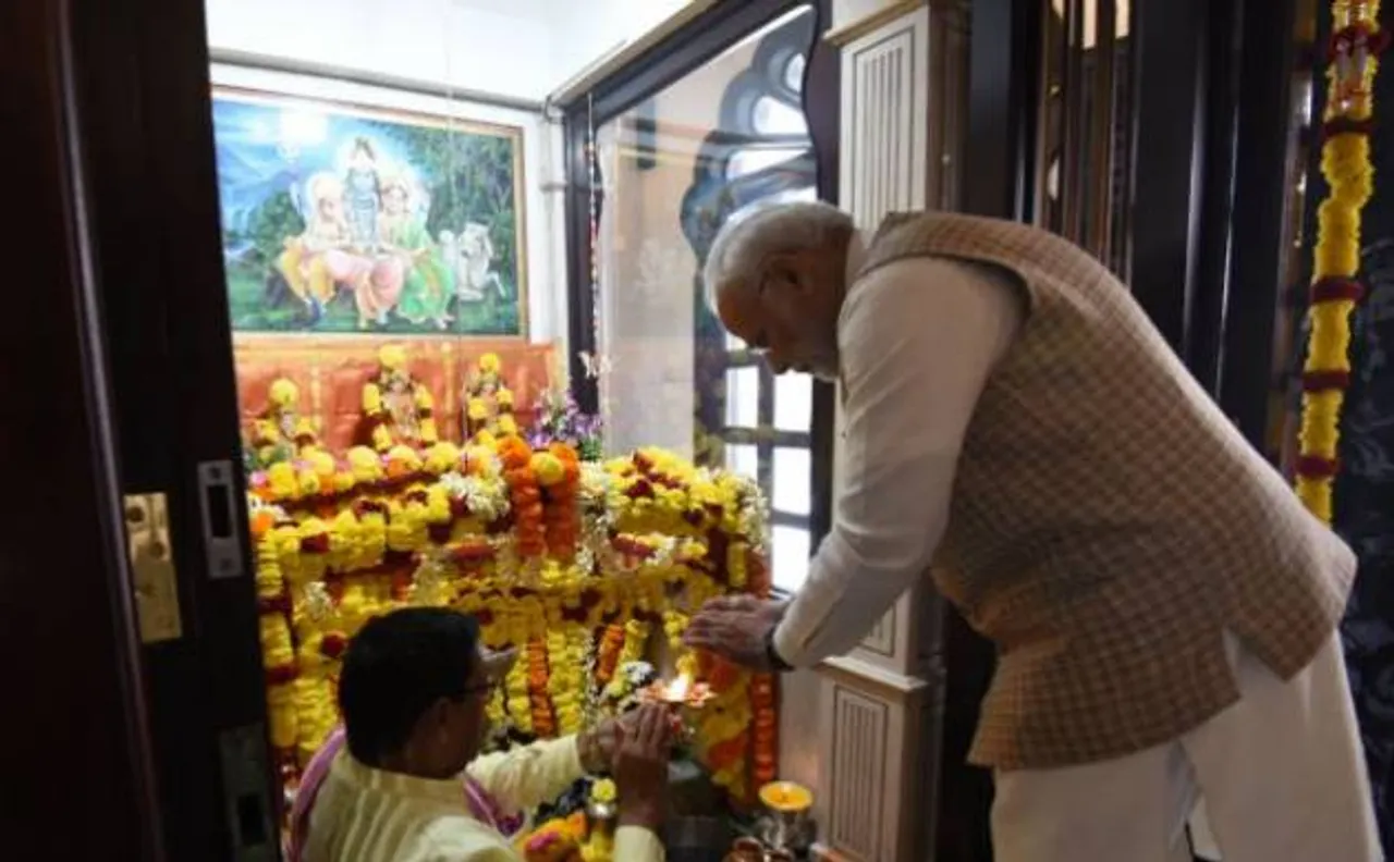 पीएम मोदी ने किया मस्कट में मंदिर का दौरा, लगे मोदी-मोदी के नारे