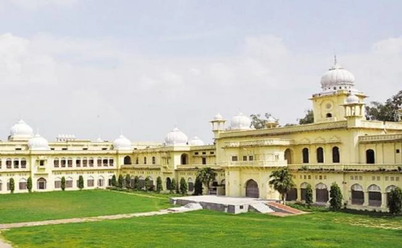 लखनऊ विवि का निर्देश, वेलेंटाइन डे के दिन कैंपस में छात्र घूमेंगे तो होगी कार्रवाई, छात्रों ने बताया 'छोटी सोच'