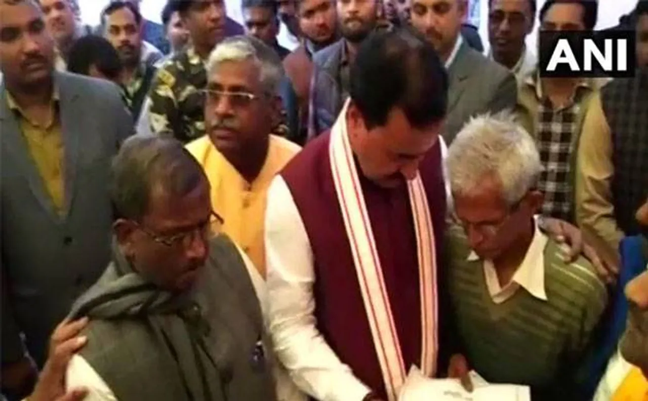 इलाहाबादः मृतक दलित छात्र के परिवार को डिप्टी सीएम ने दिया 20 लाख रूपये का मुआवजा