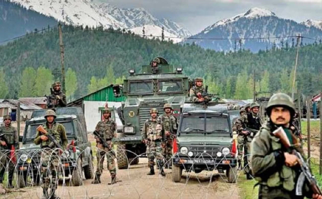 जम्मू-कश्मीर: पुलवामा के अवंतीपुरा स्थित सीआरपीएफ कैंप पर आतंकी हमला