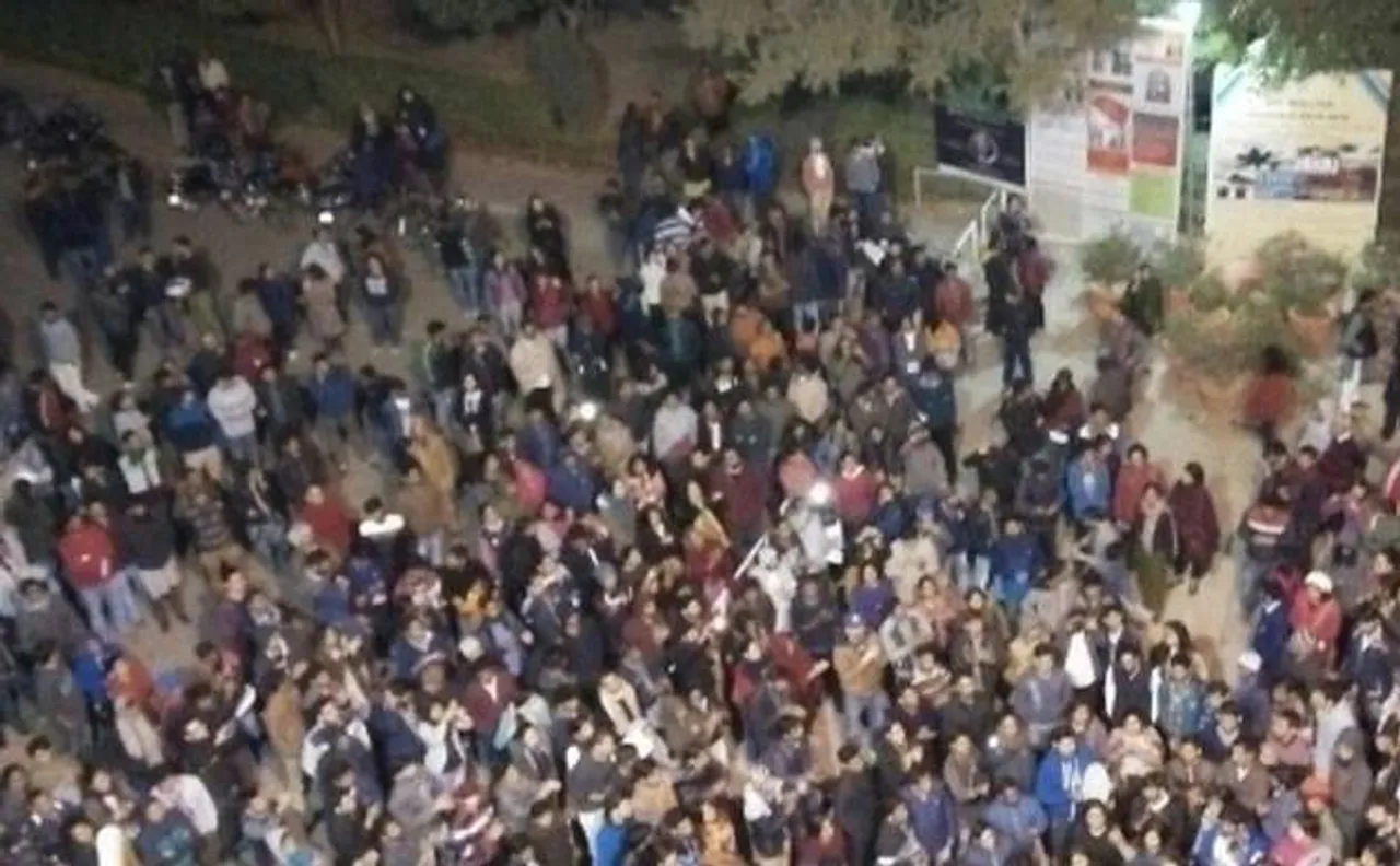 छात्रों की अनिवार्य उपस्थिति पर JNU में हंगामा, स्टाफ को बनाया 'बंधक'