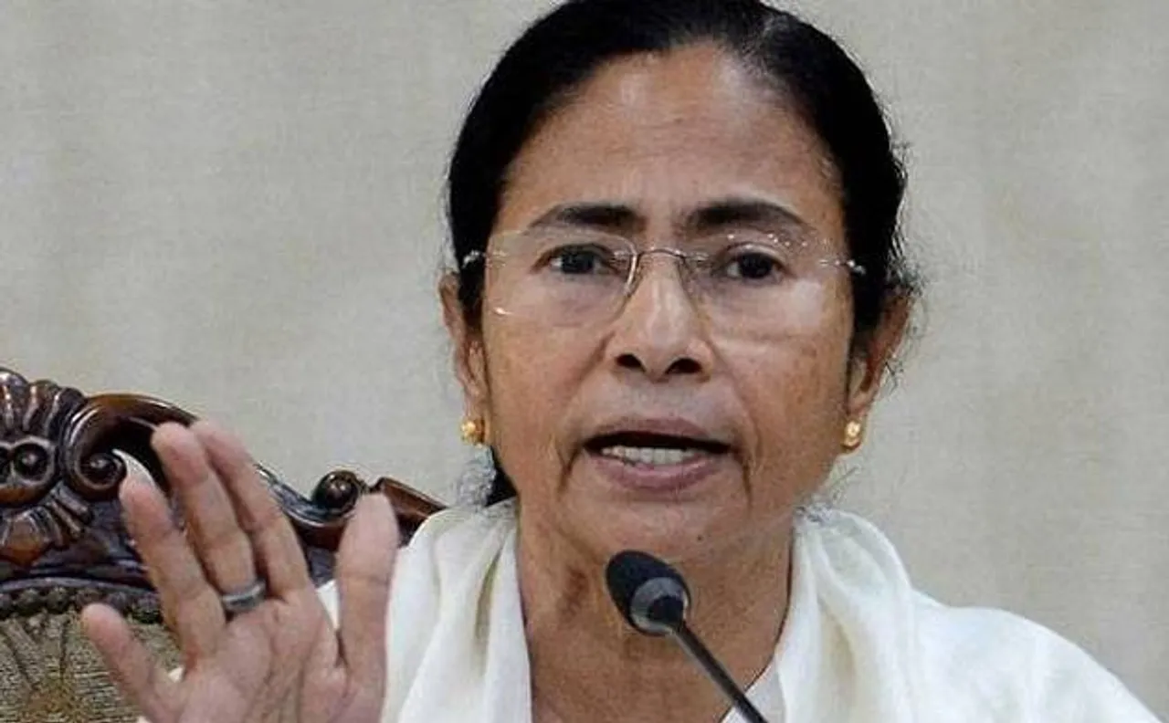 पीएनबी घोटाले पर ममता का पीएम मोदी पर हमला, कहा - नोटबंदी ने फर्जीवाड़े को दिया बढ़ावा