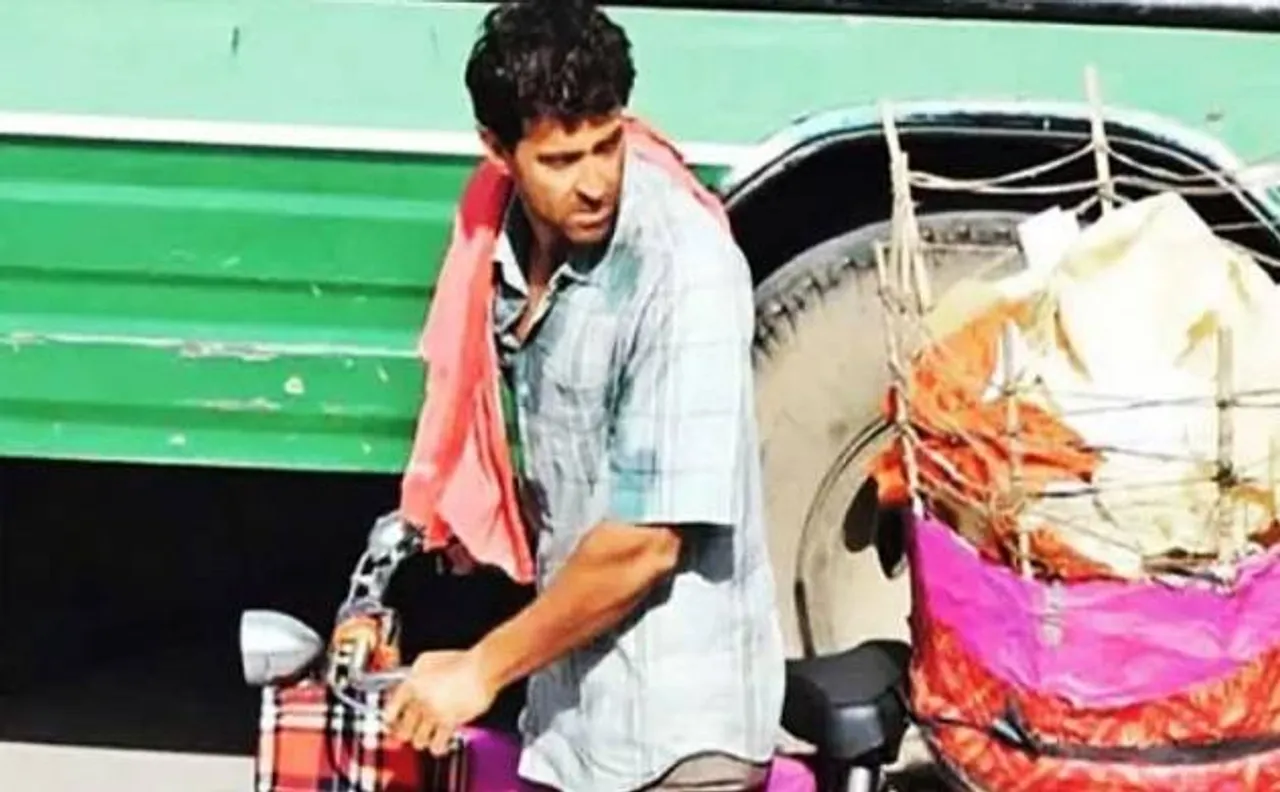 #Super30: जयपुर की सड़कों पर पापड़ बेचते दिखे ऋतिक, वायरल हुआ लुक