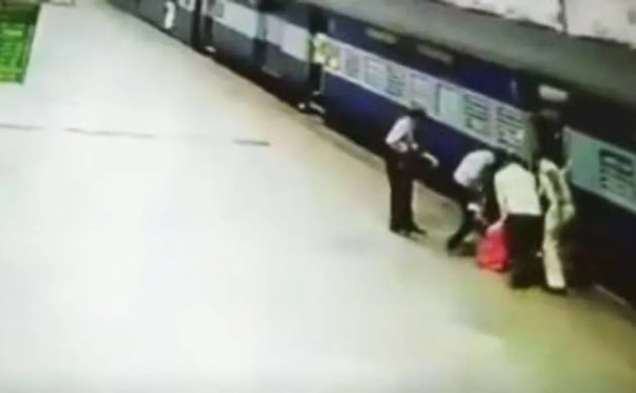 VIDEO: मुंबई में ट्रेन से फिसलकर गिरी महिला, सतर्क RPF जवान ने ऐसे बचाई जान