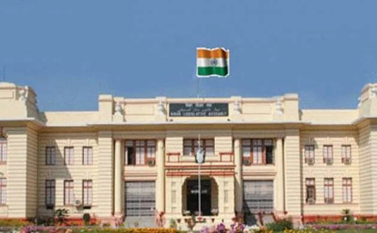 बिहार : स्कूली बच्चों की मौत पर विधानसभा में हंगामा