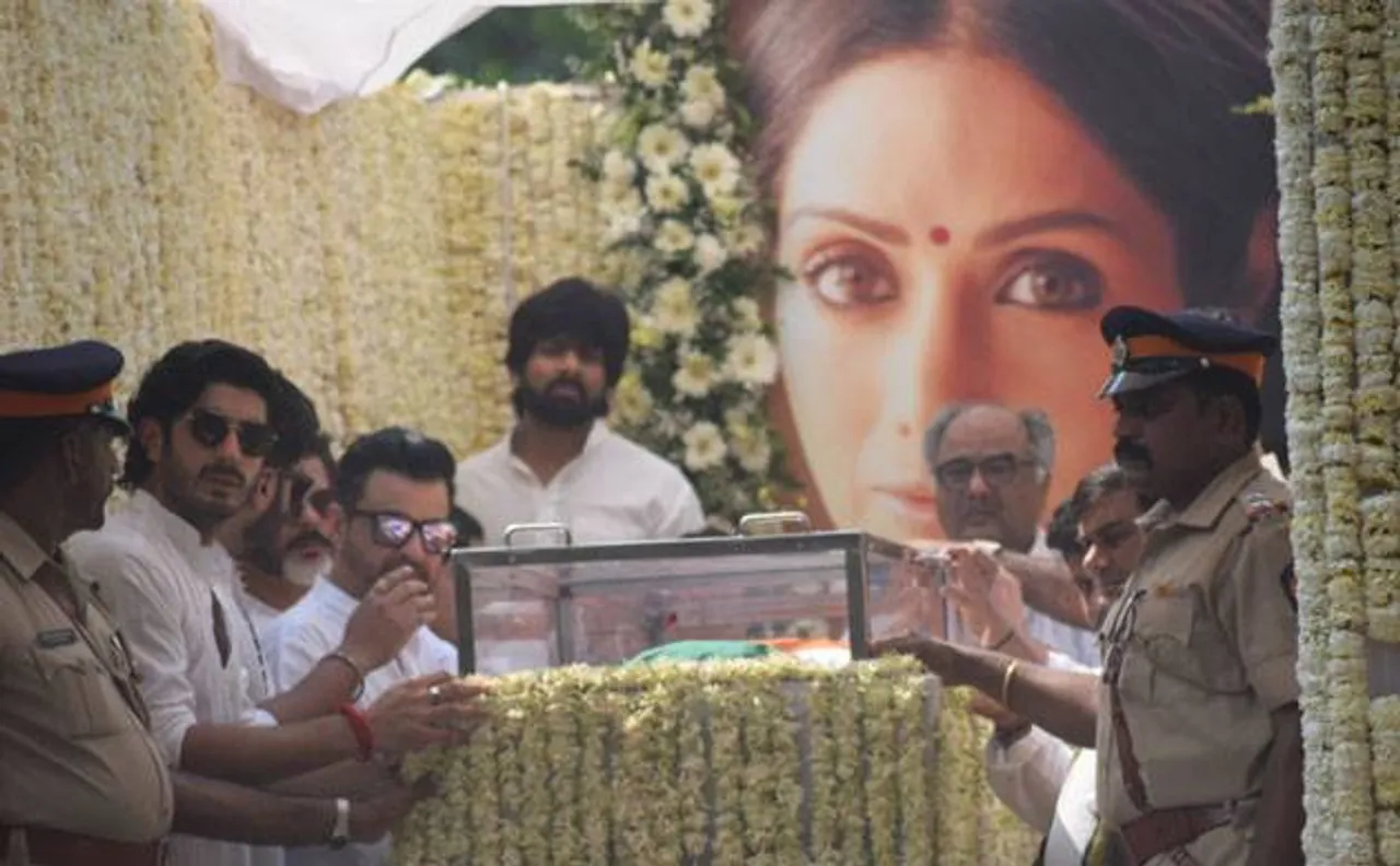 श्रीदेवी के अंतिम सफर में उमड़ा हुजूम, राजकीय सम्मान के साथ हुआ अंतिम संस्कार