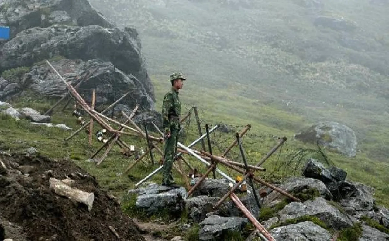 रक्षा राज्य मंत्री बोले, भारत-चीन सीमा संवेदनशील, कभी भी भड़क सकती है स्थिति