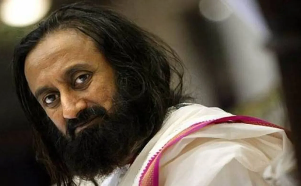 श्री श्री रविशंकर ने कराई अनोखी शादी, ट्रेन में प्रेमी युगल बने दंपति