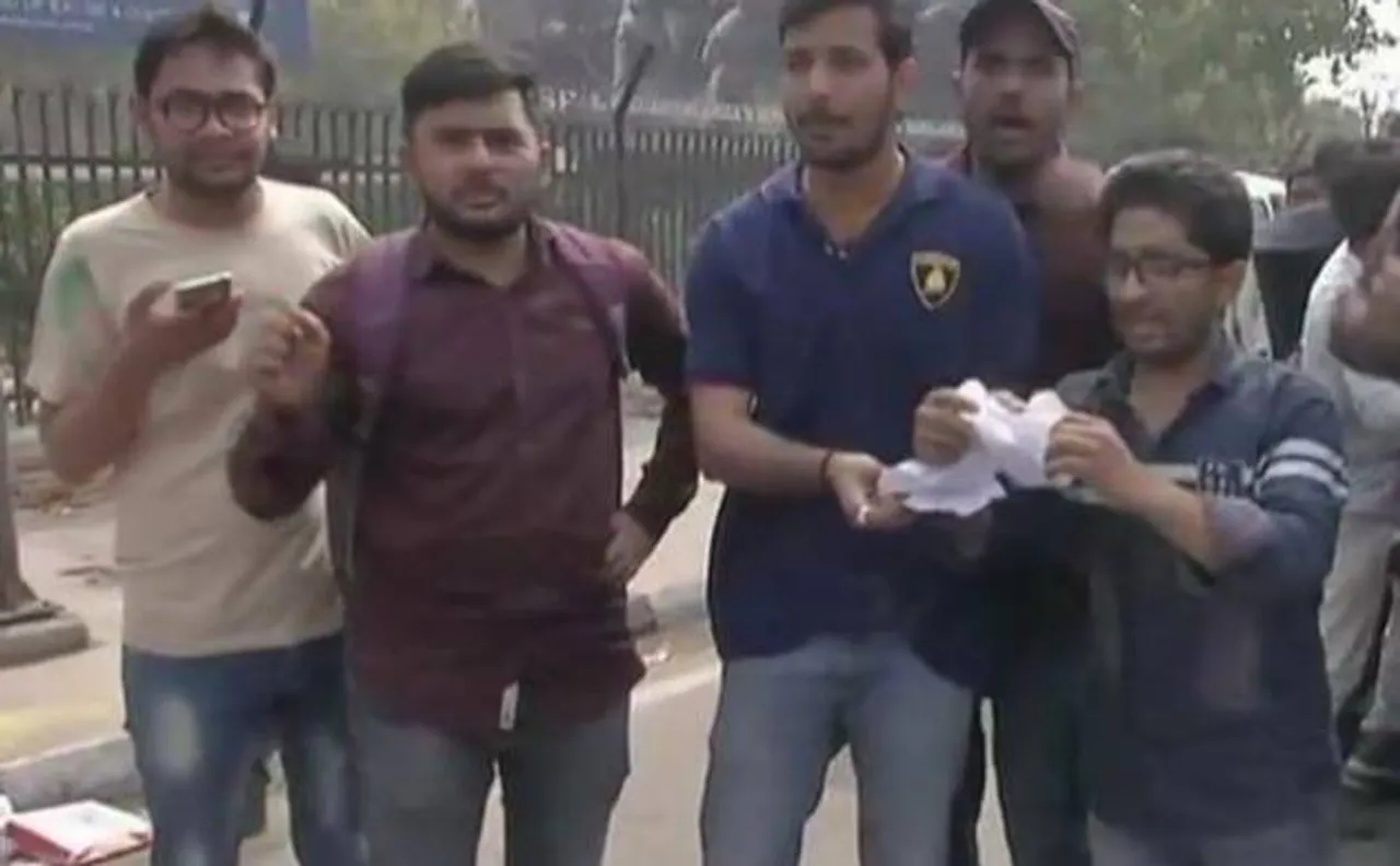 SSC की परीक्षा में धांधली की CBI जांच की मांग को लेकर होली के दिन भी छात्रों का प्रदर्शन जारी