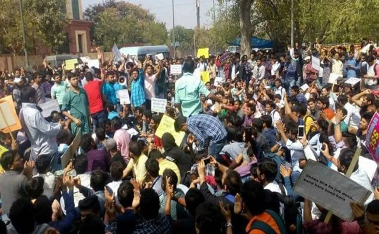 दिल्ली: एसएससी घोटाले के विरोध प्रदर्शन के बीच जेएलएन मेट्रो स्टेशन बंद किया गया