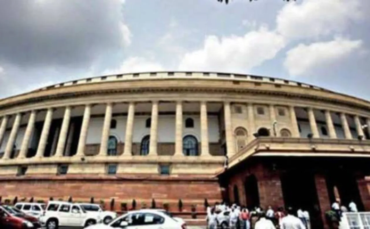 हंगामे और प्रदर्शन की भेंट चढ़ा पहले दिन का सत्र, दोनों सदन कल तक के लिए स्थगित
