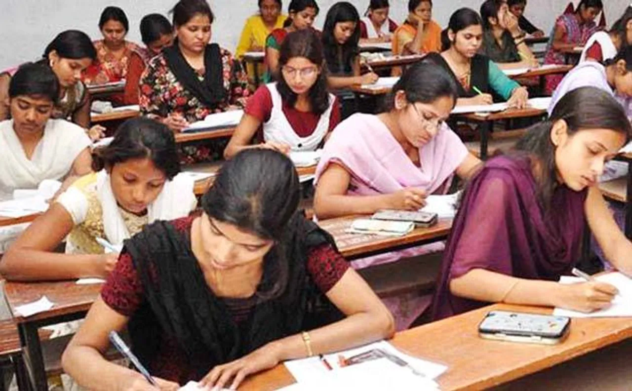 UP 12वीं बोर्ड की बड़ी चूक, मुजफ्फरनगर में परीक्षा से एक दिन पहले ही बांट दिए प्रश्नपत्र