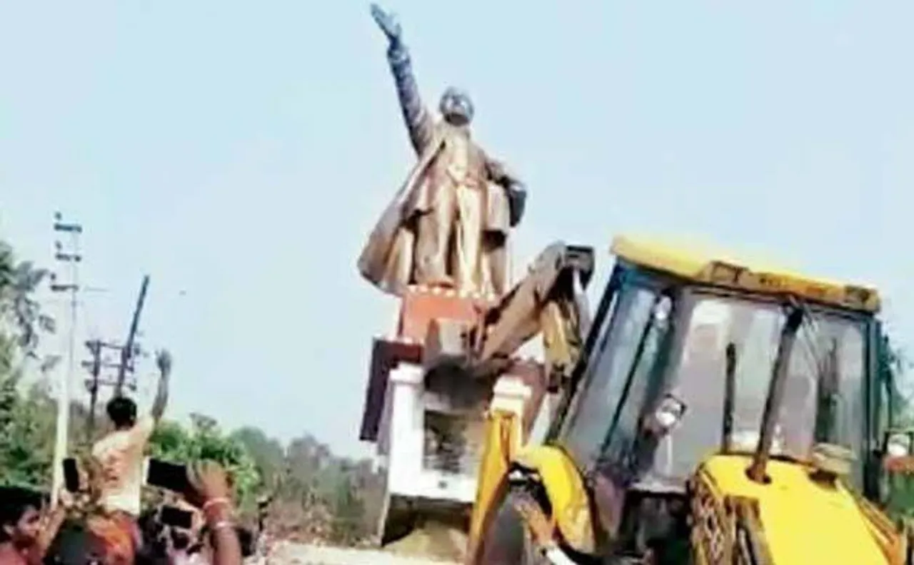 त्रिपुरा: भगवा जीत के बाद BJP 'समर्थकों' ने लेनिन की मूर्ति पर चलाया बुलडोजर