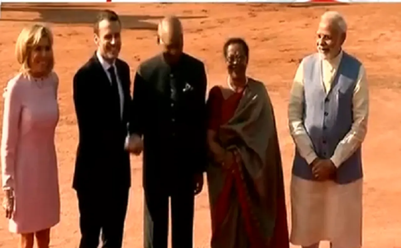 फ्रांसीसी राष्ट्रपति इमैनुएल मैक्रों भारत पहुंचे, पीएम मोदी ने किया एयरपोर्ट पर स्वागत