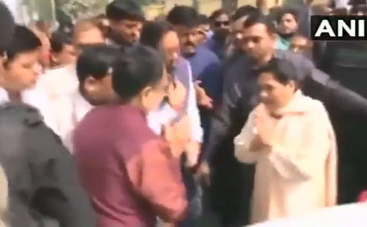 उप चुनाव परिणाम: दोस्ती का परिणाम देख मायावती का SP नेता गोविंद ने किया अभिवादन