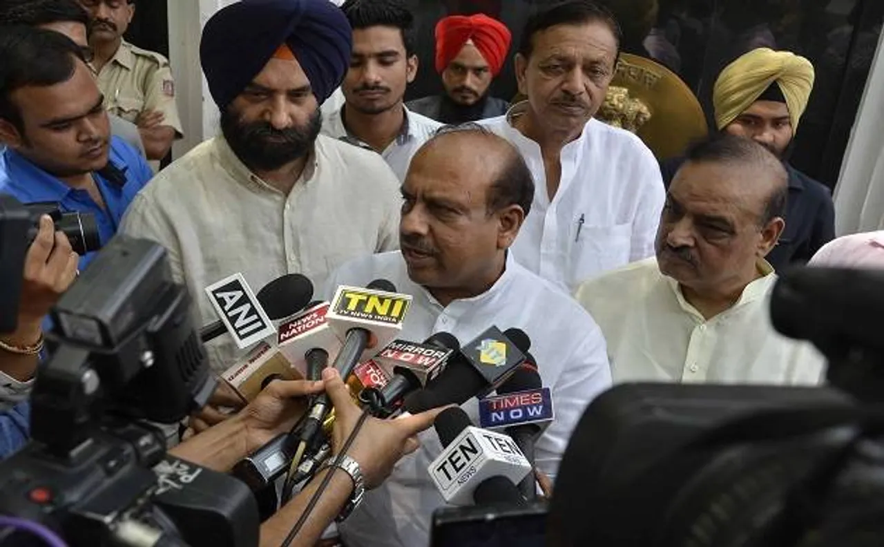 दिल्ली: विधानसभा से फिर बाहर निकाले गए BJP के 4 विधायक, एलजी के सामने कर रहे थे प्रदर्शन