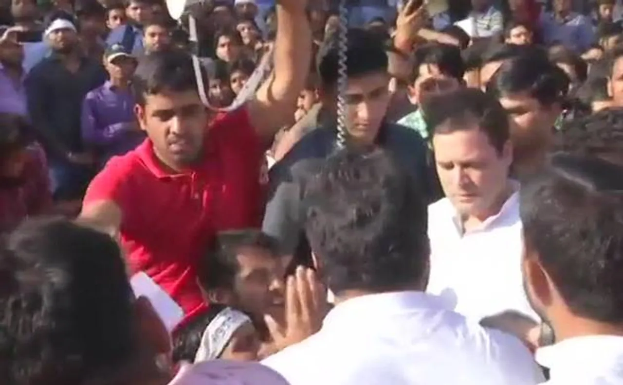 SSC पेपर लीक मामलाः प्रदर्शन कर रहे छात्रों से मिले राहुल गांधी, सरकार पर बोला हमला