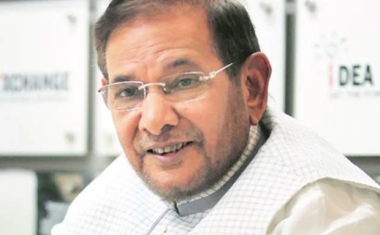अखिलेश से मिले शरद यादव, बोले- अब सभी साथ आएं