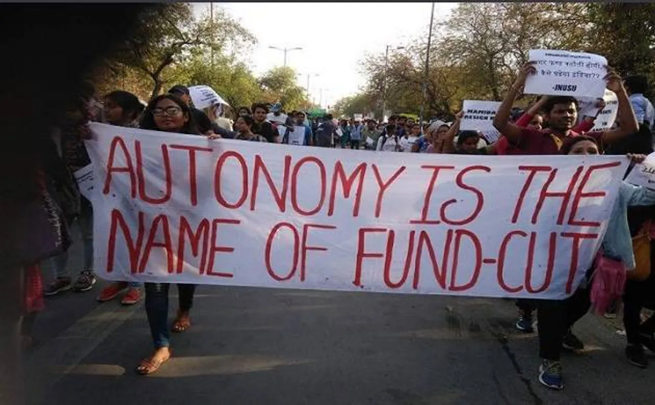 JNU छात्रों के प्रदर्शन के दौरान महिला पत्रकार का पुलिस पर छेड़छाड़ का आरोप, शिकायत दर्ज