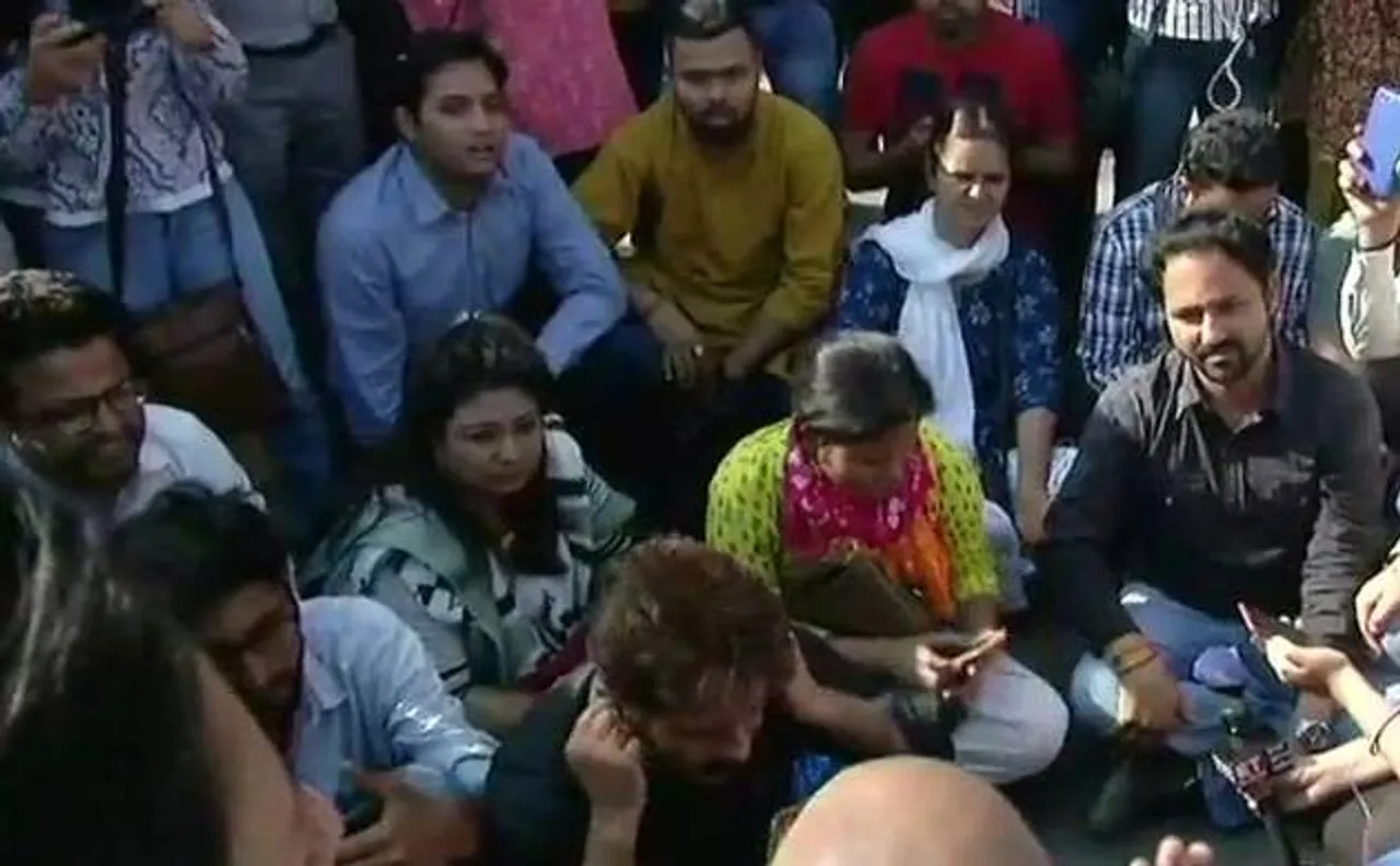 महिला पत्रकार के साथ बदसलूकी मामले में पत्रकारों का धरना प्रदर्शन, पुलिस ने मांगी माफी