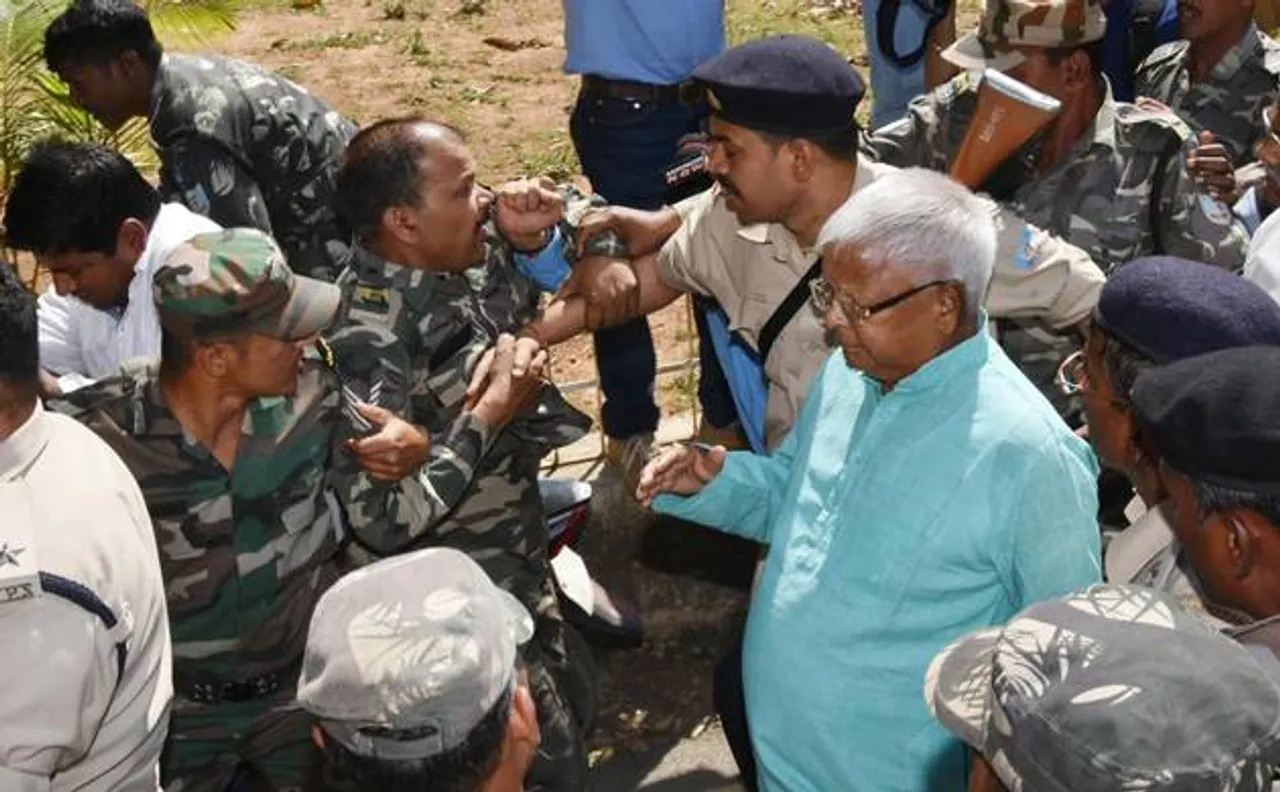 चारा घोटाला के चौथे मामले में लालू को मिली 14 वर्ष की जेल, बाहर BJP-RJD में ज़ुबानी जंग हुई तेज़