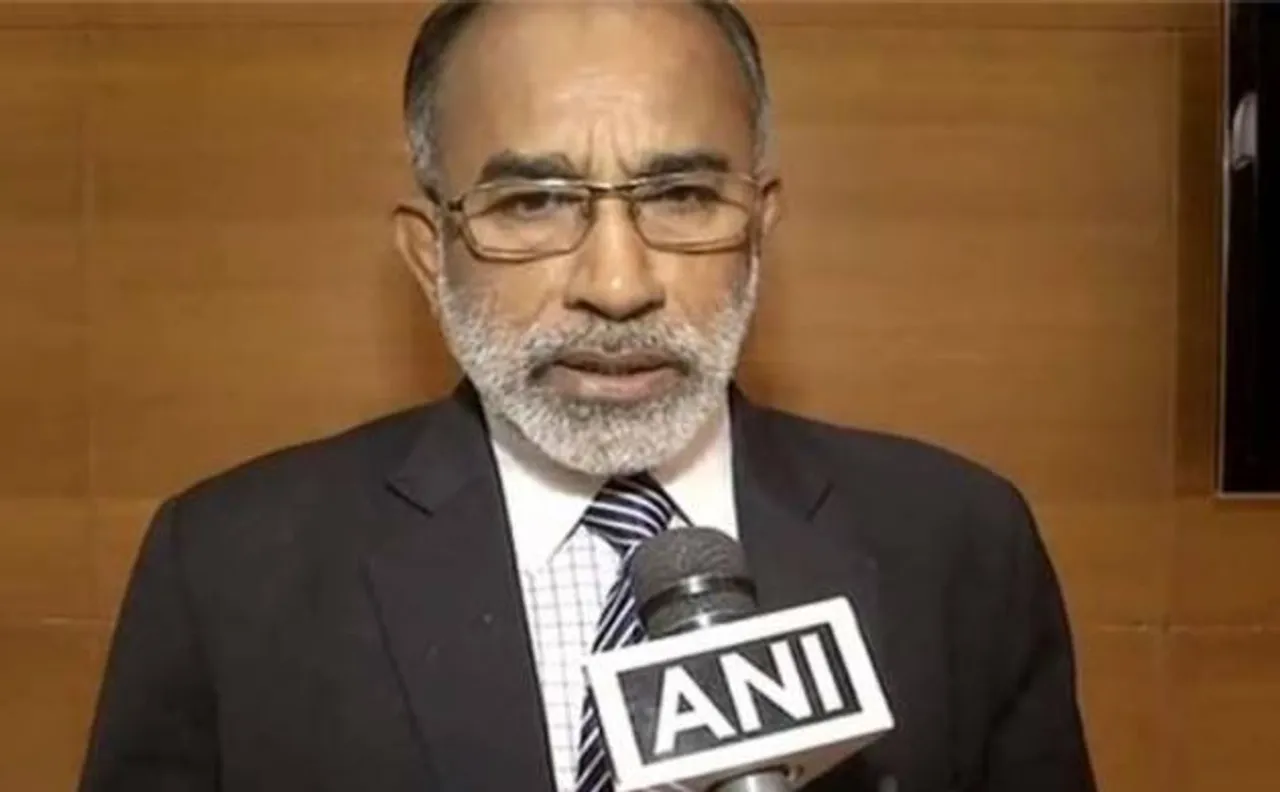 केंद्रीय मंत्री के बिगड़े बोल, कहा- वीजा के लिए नंगा होंगे लेकिन बॉयोमीट्रिक्‍स देने में परेशानी