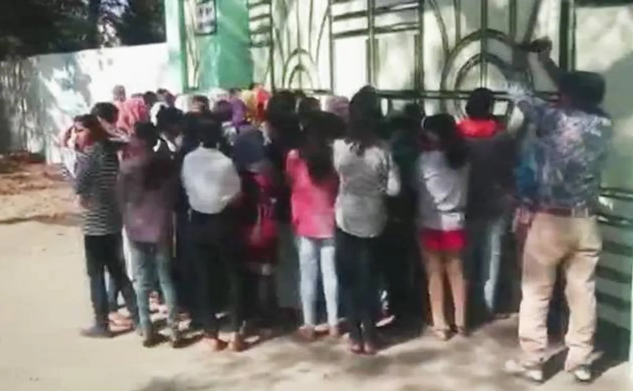 MP: गर्ल्स हॉस्टल की वॉर्डन की शर्मनाक हरकत, टॉयलेट में मिला सेनेटरी पैड तो उतरवाए 40 छात्राओं के कपड़े