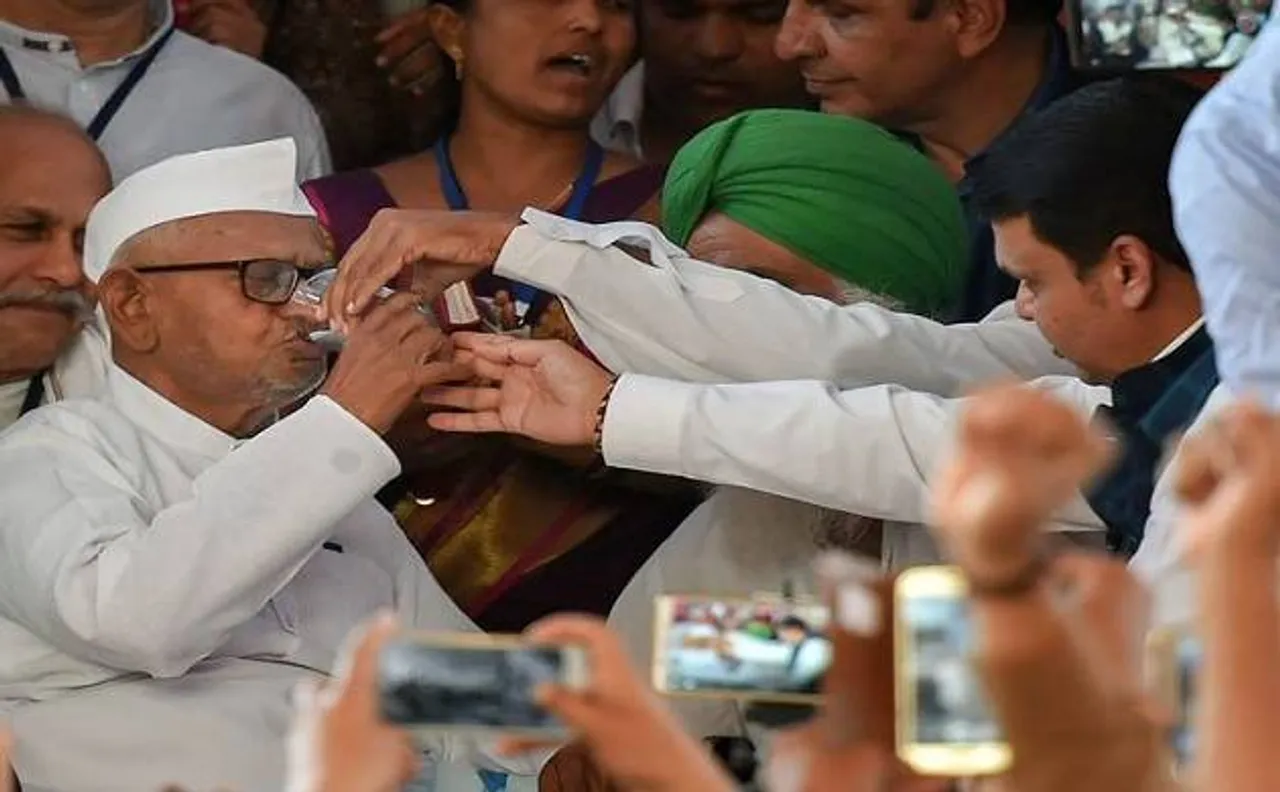 केंद्र सरकार ने मांगी अन्ना की मांगें, महाराष्ट्र CM देवेंद्र फडणवीस ने जूस पिलाकर तुड़वाया अनशन