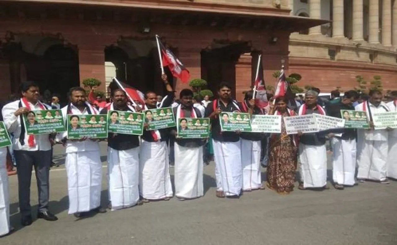 बजट सत्र: AIADMK सांसदों के प्रदर्शन के बाद लोकसभा और राज्यसभा कल तक के लिए स्थगित