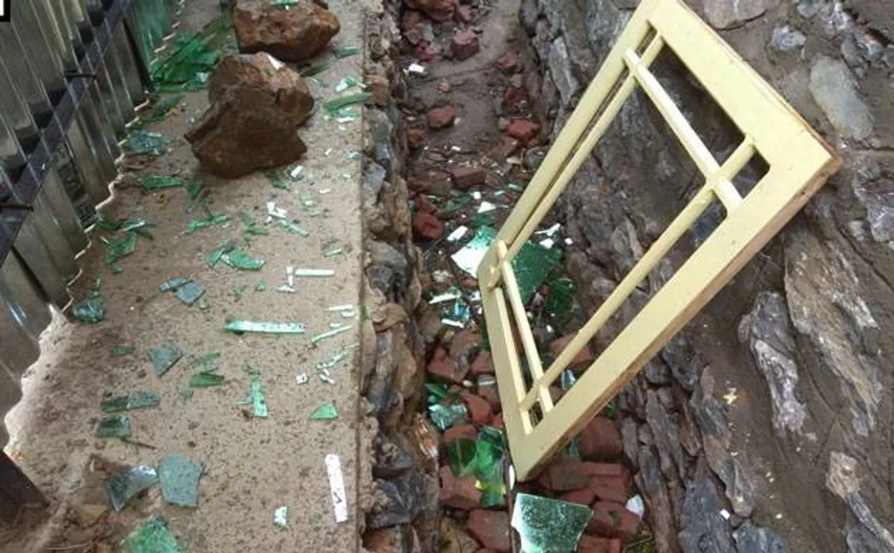 जम्मू-कश्मीर: आतंकियों ने घर में घुसकर बरसाई गोलियां, दामाद को किया अगवा