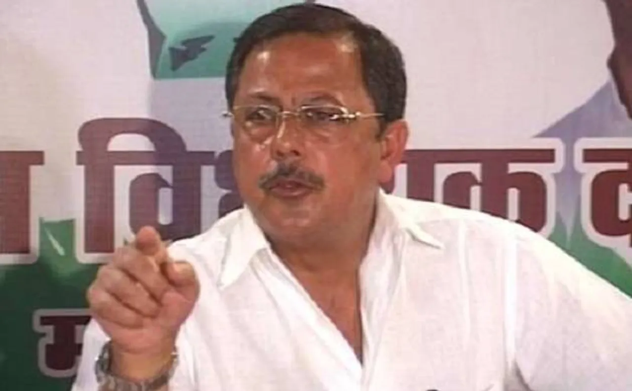 बाबाओं को राज्यमंत्री का दर्जा देने पर कांग्रेस ने बोला हमला, कहा- घोटाले छिपाने सौदेबाजी कर रहे सीएम