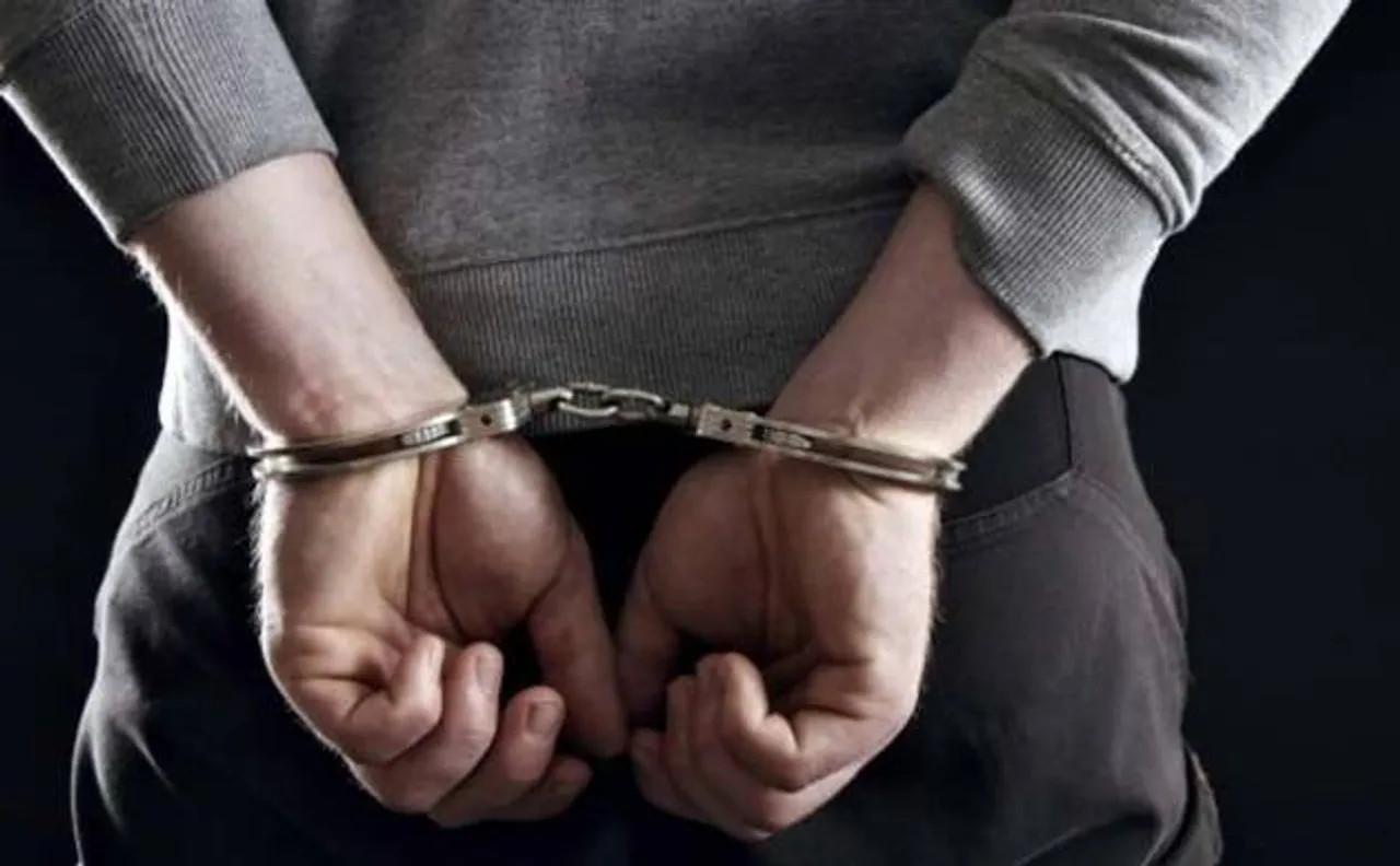 मुबंई: नाबालिग बेटियों का यौन उत्पीडन करता था फैशन डिजाइनर, गिरफ्तार