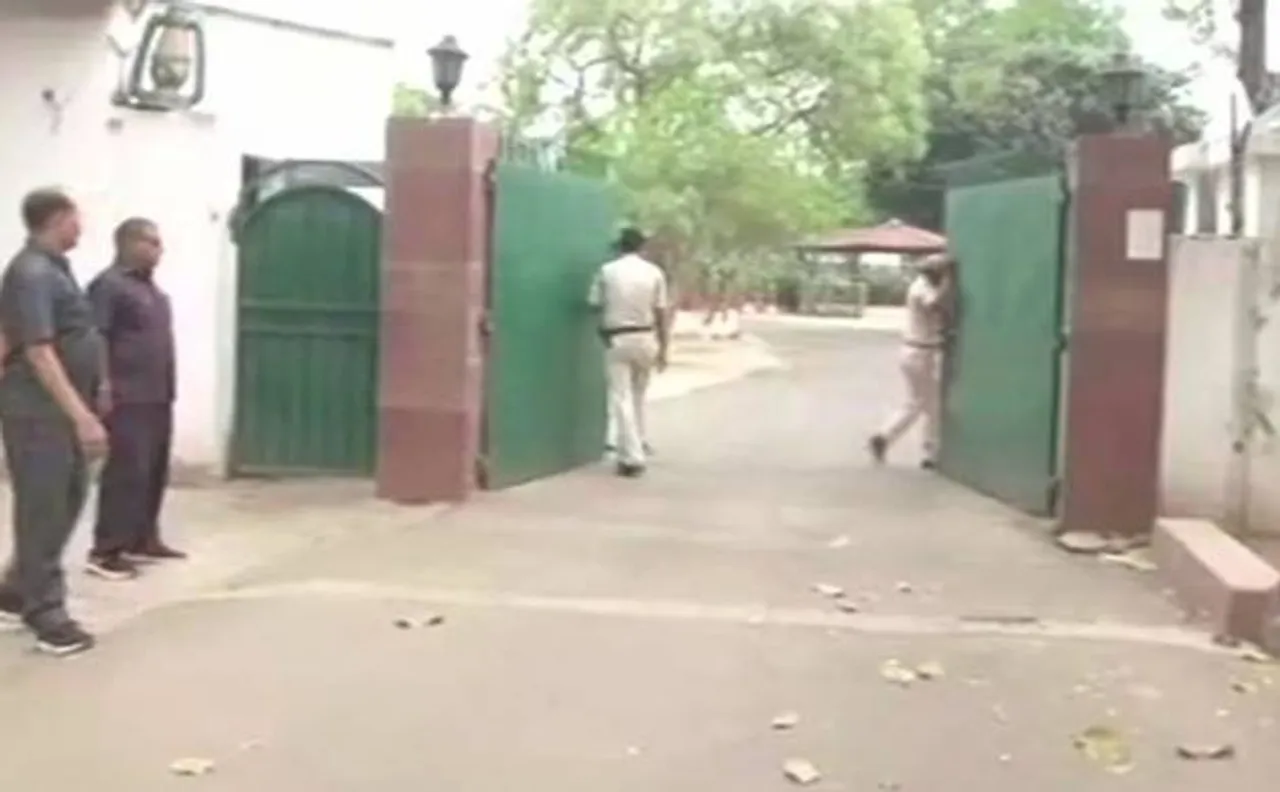 रेलवे होटल टेंडर केस: लालू यादव के पटना स्थित आवास पर CBI की छापेमारी, तेजस्वी से भी हुई पूछताछ