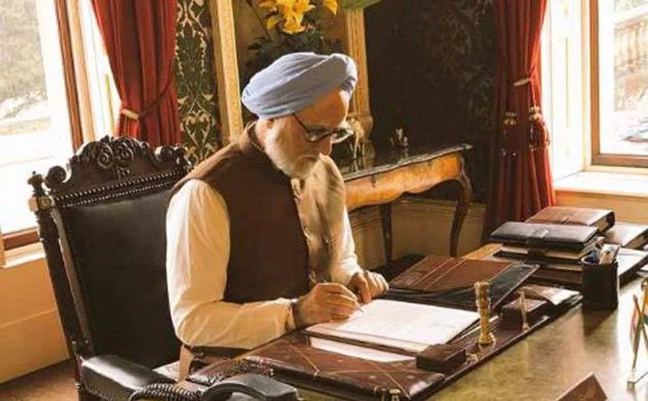 'द एक्सिडेंटल प्राइम मिनिस्टर' में मनमोहन सिंह की तरह हूबहू दिखे अनुपम खेर, पहला लुक रिलीज़