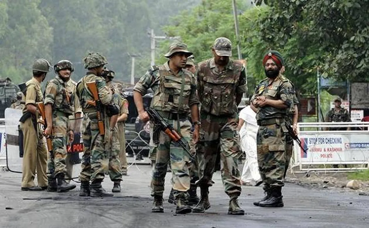 कश्मीर के शोपियां में NC नेता के सुरक्षाकर्मी को गोली मार आतंकी फरार