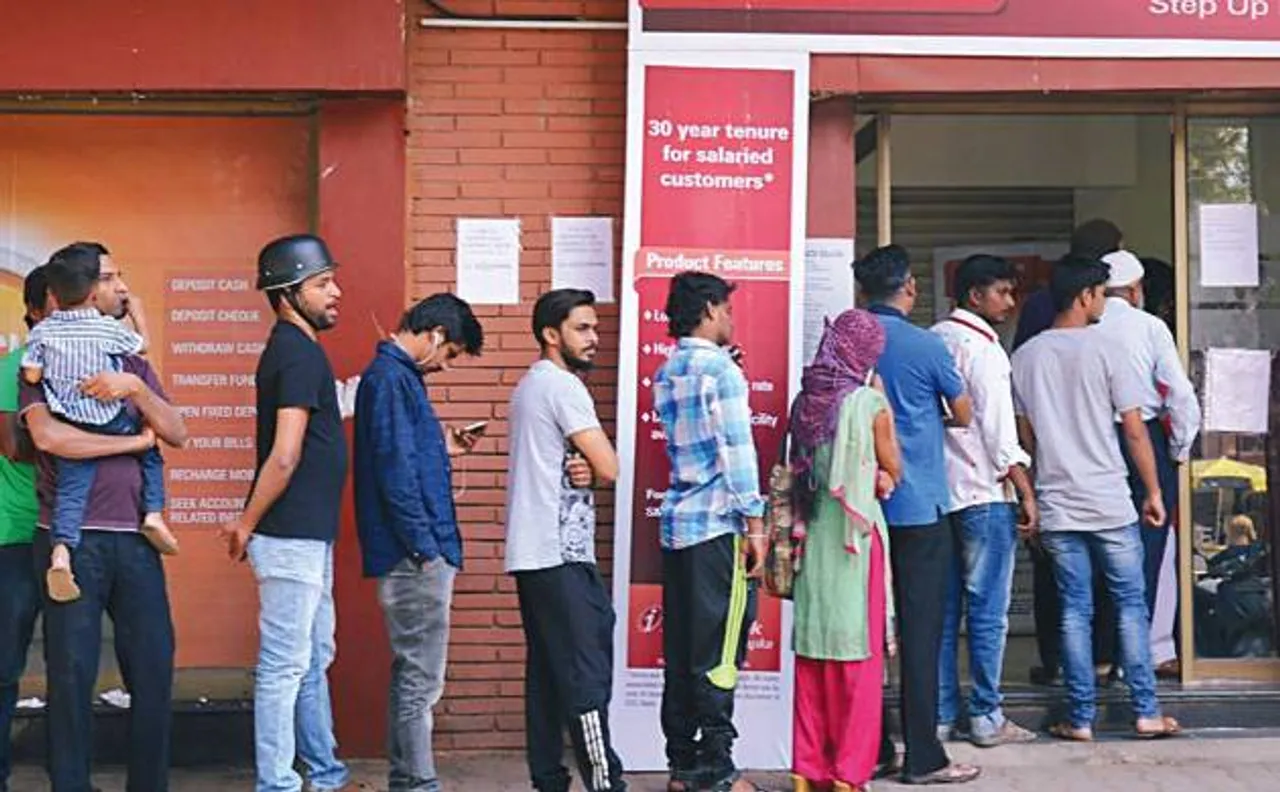 ATM के बाहर फिर लगी लंबी लाइन, नोटबंदी जैसे हालात, जेटली ने बताई वजह