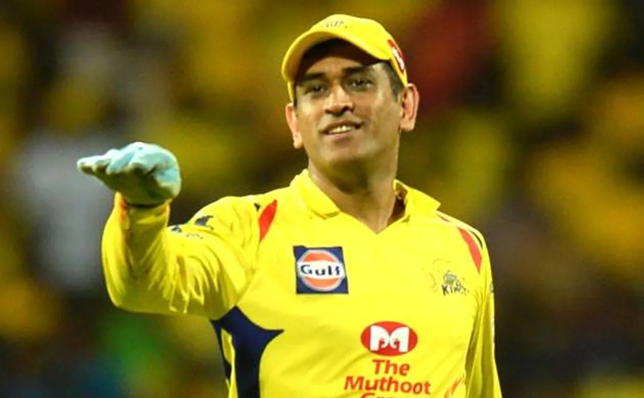 IPL 2018: MS धोनी की दीवानगी, किसी ने बताया 'पहला प्यार' तो एक फैन ने बीच मैदान में छुए पैर
