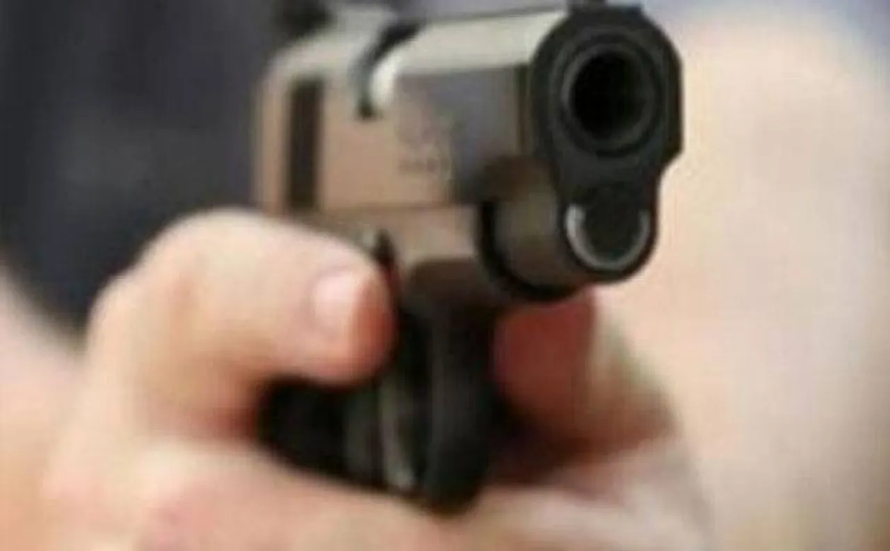 पहले अपने जांघ फिर बाजू में मारी गाेली, इसके बाद बुला ली पुलिस, जानें क्‍यों