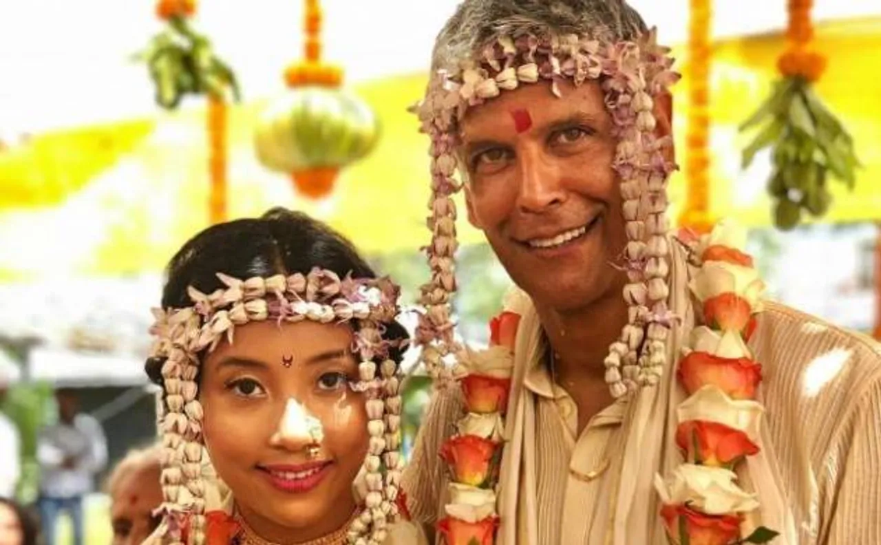 मिलिंद सोमन ने लिये 25 साल छोटी अंकिता के साथ सात फेरे, देखें तस्वीरें और वीडियो